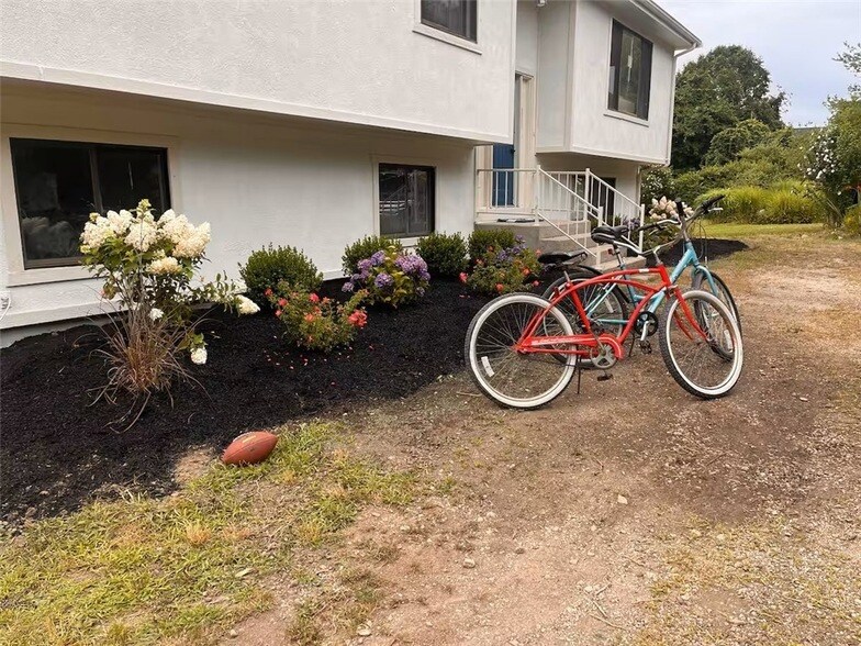 16 Pleasant View Dr in Little Compton, RI - Building Photo