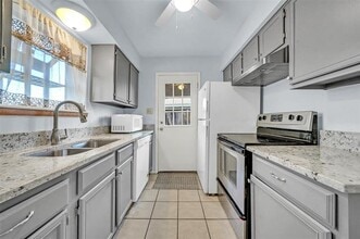 2111 E Belt Line Rd in Richardson, TX - Foto de edificio - Building Photo