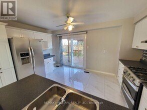 928 Wayne Dr in Newmarket, ON - Building Photo - Building Photo