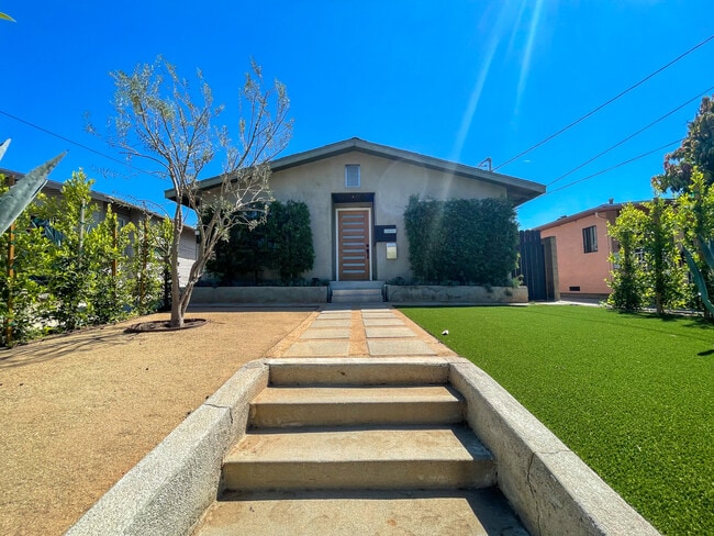 958 Camulos St in Los Angeles, CA - Foto de edificio - Building Photo