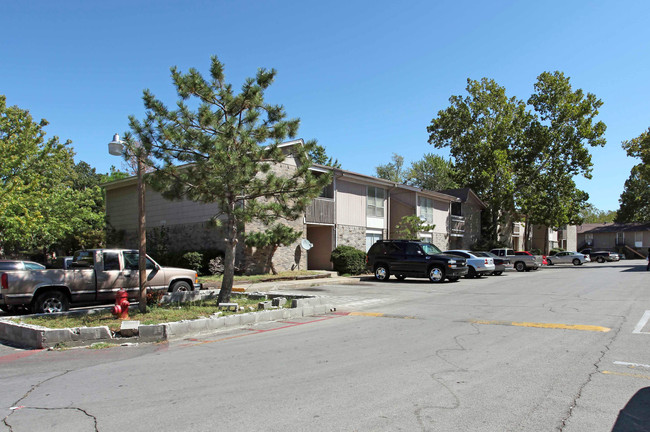 Bethany Square Apartments in Bethany, OK - Foto de edificio - Building Photo