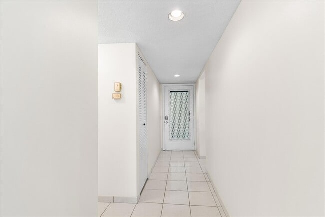 9676 W McNab Rd, Unit 110 in Tamarac, FL - Building Photo - Building Photo
