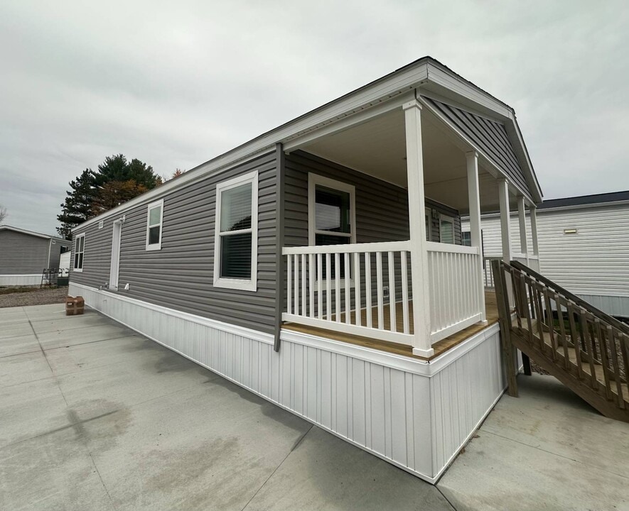 5222 Greenwich Rd in Seville, OH - Building Photo