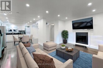 31 Greenleaf Cres in Brampton, ON - Building Photo - Building Photo