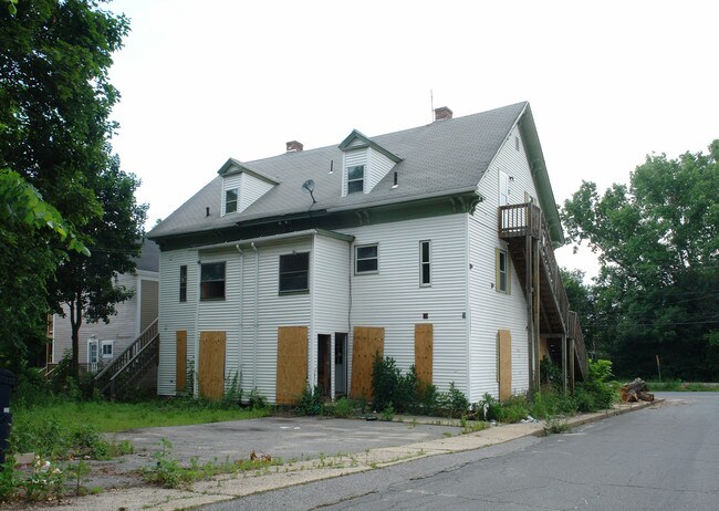 2016-2020 Palmer Rd in Palmer, MA - Foto de edificio - Building Photo