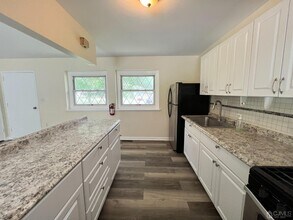 6 Poe Ct in Kendall Park, NJ - Building Photo - Building Photo