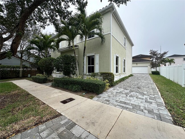 16940 SW 91st Ln Cir in Miami, FL - Building Photo - Building Photo