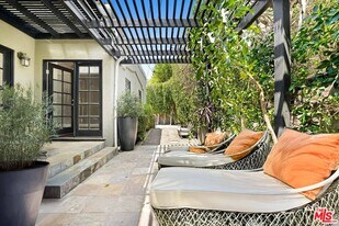 855 N Sweetzer Ave in West Hollywood, CA - Building Photo