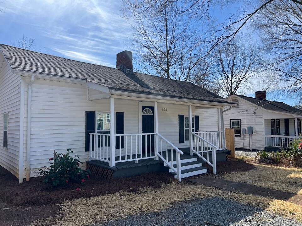 221 Armour St in Davidson, NC - Building Photo