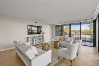 3440 S Ocean Blvd in Palm Beach, FL - Foto de edificio - Building Photo