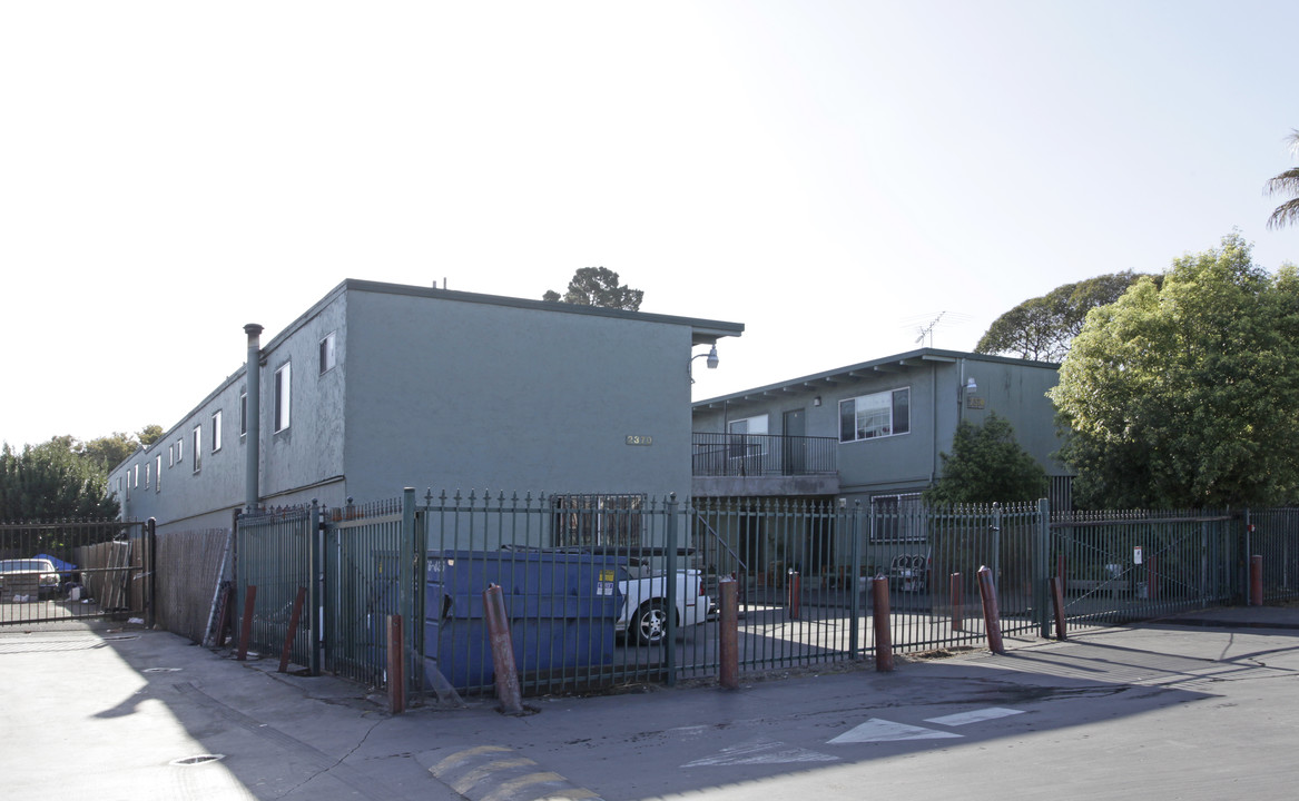 2370 Cooley Ave in East Palo Alto, CA - Building Photo