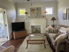 385 W Cowles St in Englewood, FL - Foto de edificio - Building Photo