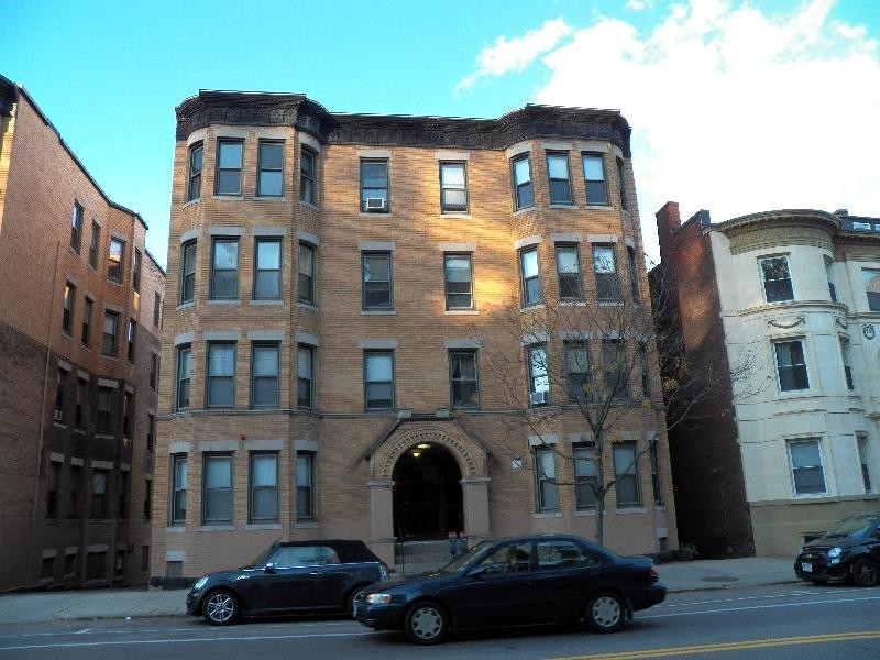 683 Washington St-Unit -cq in Brookline, MA - Building Photo