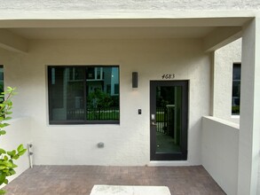 4683 NW 83rd Path in Doral, FL - Foto de edificio - Building Photo