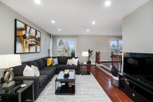 7117 N Crawford Ave in Lincolnwood, IL - Building Photo