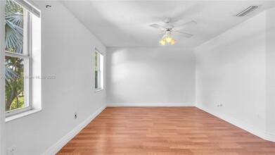 19241 NW 14th St in Pembroke Pines, FL - Foto de edificio - Building Photo
