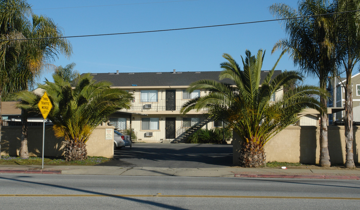 69 W 10th St in Gilroy, CA - Building Photo