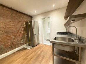 194 W 10th St, Unit #B in New York, NY - Building Photo - Building Photo
