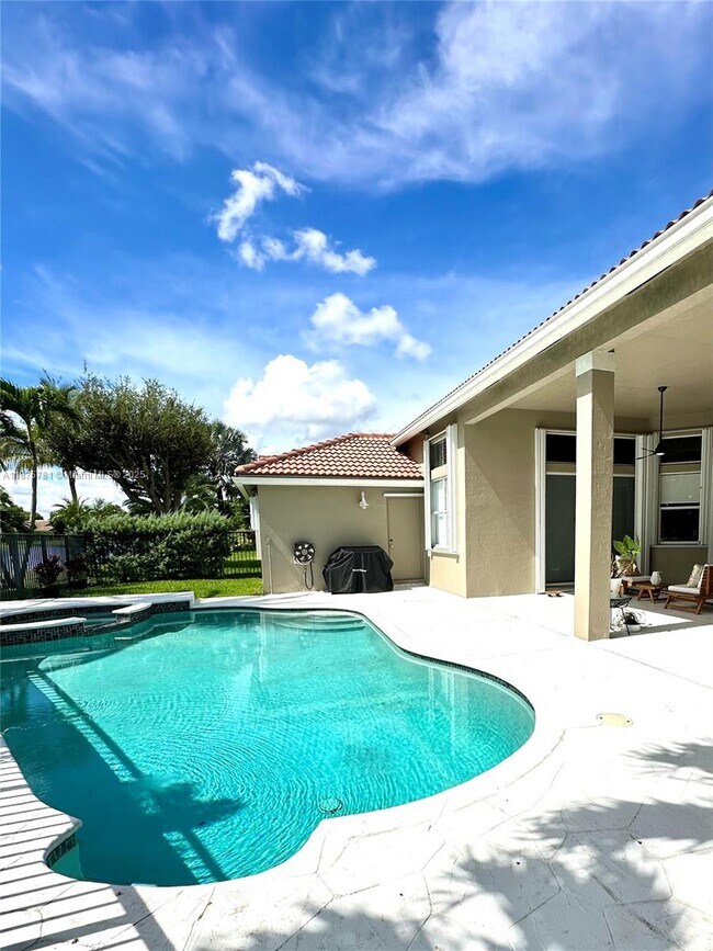 656 Verona Pl in Weston, FL - Foto de edificio - Building Photo