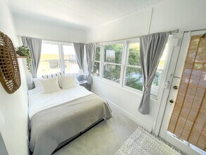 2102 6th St, Unit 1 in Santa Monica, CA - Building Photo - Building Photo