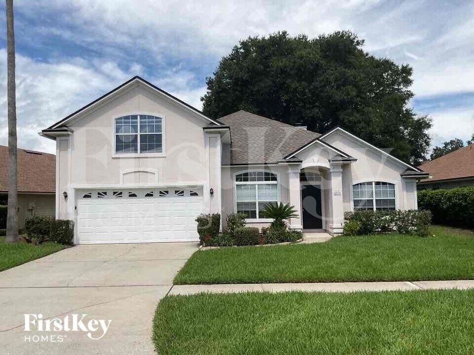 4592 Royal Port Dr in Jacksonville, FL - Foto de edificio