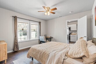 1004 E Powell Ave in Fort Worth, TX - Building Photo - Building Photo