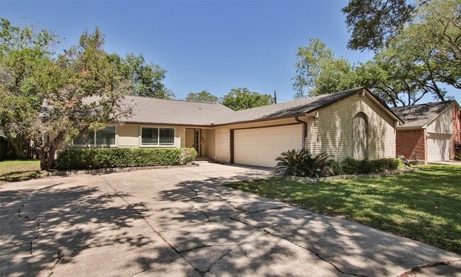 property at 833 Lakeview Dr