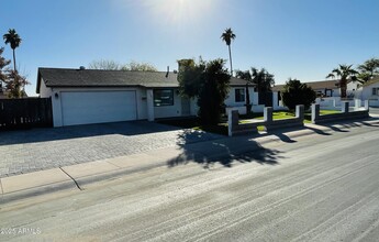 2201 N 66th Ave in Phoenix, AZ - Foto de edificio - Building Photo