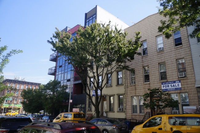 210 Green St in Brooklyn, NY - Foto de edificio - Building Photo