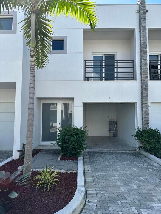 815 NE 17th Ave in Fort Lauderdale, FL - Building Photo