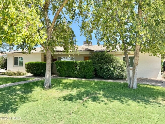 property at 1526 W Windsor Ave
