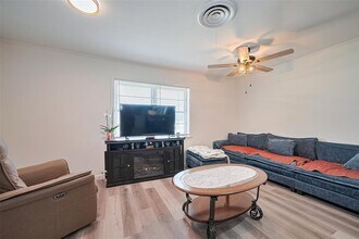 1308 W Dumble St in Alvin, TX - Building Photo - Building Photo