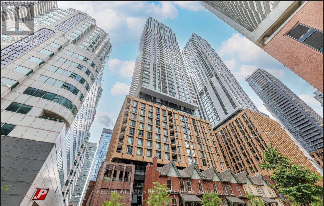 8-3518 Widmer St in Toronto, ON - Building Photo