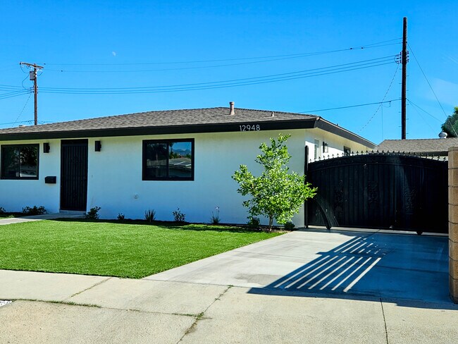 12948 Lull St in North Hollywood, CA - Foto de edificio - Building Photo