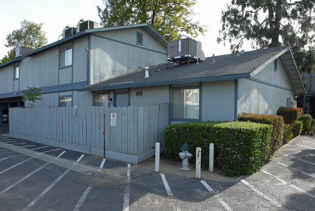 Dakota Garden in Fresno, CA - Building Photo - Building Photo