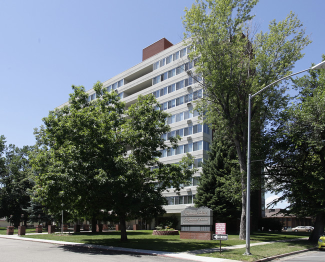 Highland West Senior Citizens Apartments in Wheat Ridge, CO - Foto de edificio - Building Photo