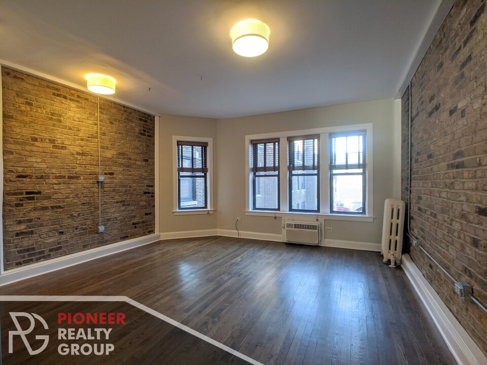 736 W Addison St, Unit W2 in Chicago, IL - Building Photo