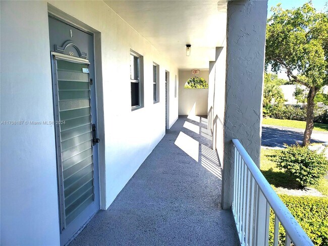 8110 Sunrise Lakes Blvd in Sunrise, FL - Building Photo - Building Photo
