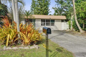 5551 SW 57th St in Davie, FL - Foto de edificio - Building Photo