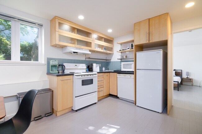 1540 Haro St in Vancouver, BC - Building Photo - Building Photo