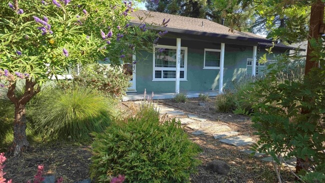 1133 Hughes Ave in Santa Rosa, CA - Building Photo - Building Photo