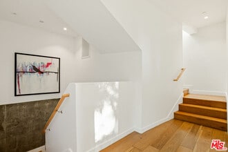 8469 Franklin Ave in Los Angeles, CA - Building Photo - Building Photo