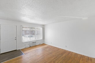 922 Holmes Apartments in Ypsilanti, MI - Building Photo - Building Photo