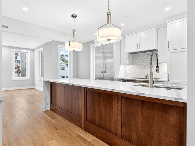 551 E 7th St in Boston, MA - Foto de edificio - Building Photo