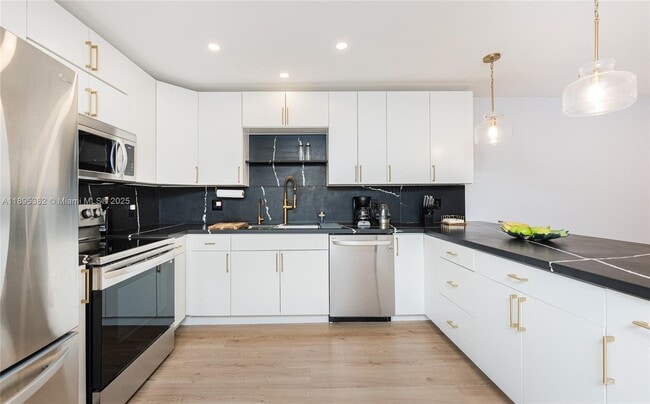 600 Three Islands Boulevard in Hallandale Beach, FL - Building Photo - Building Photo