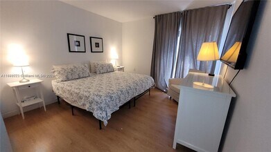 222 Poinciana Island Dr in Sunny Isles Beach, FL - Foto de edificio - Building Photo