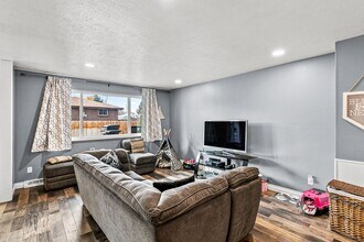 1277 S Independence St in Lakewood, CO - Foto de edificio - Building Photo