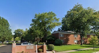 475 St Moritz Dr in Glen Ellyn, IL - Building Photo