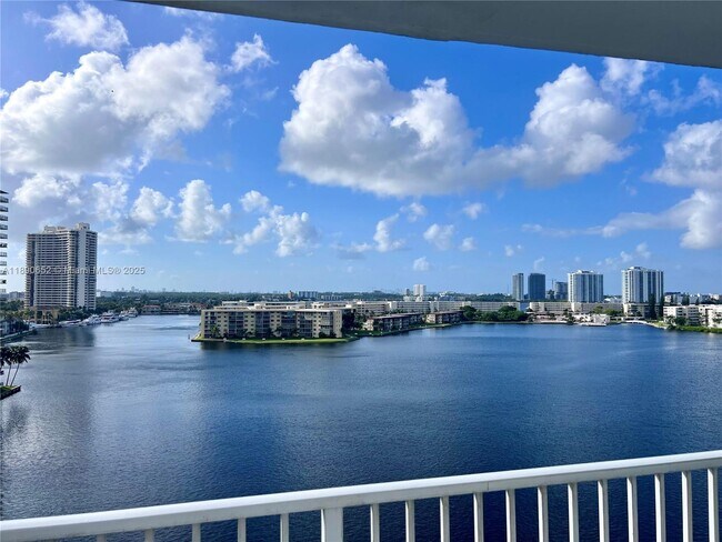 2851 NE 183rd St in Aventura, FL - Foto de edificio - Building Photo