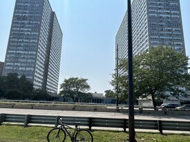 4800 S Chicago Beach Dr in Chicago, IL - Building Photo